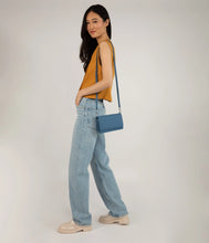 Load image into Gallery viewer, BEE PURITY 2 IN 1 CROSSBODY CLUTCH IN LYCHEE
