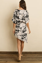 Load image into Gallery viewer, Abstract Flower Print Dress
